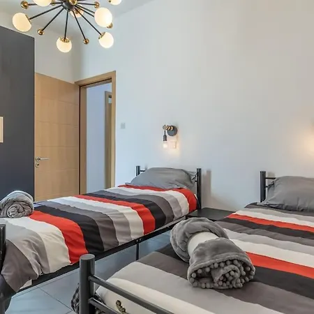 Unique 4 Bedroom Apt In The Heart Of St Julian's Apartament